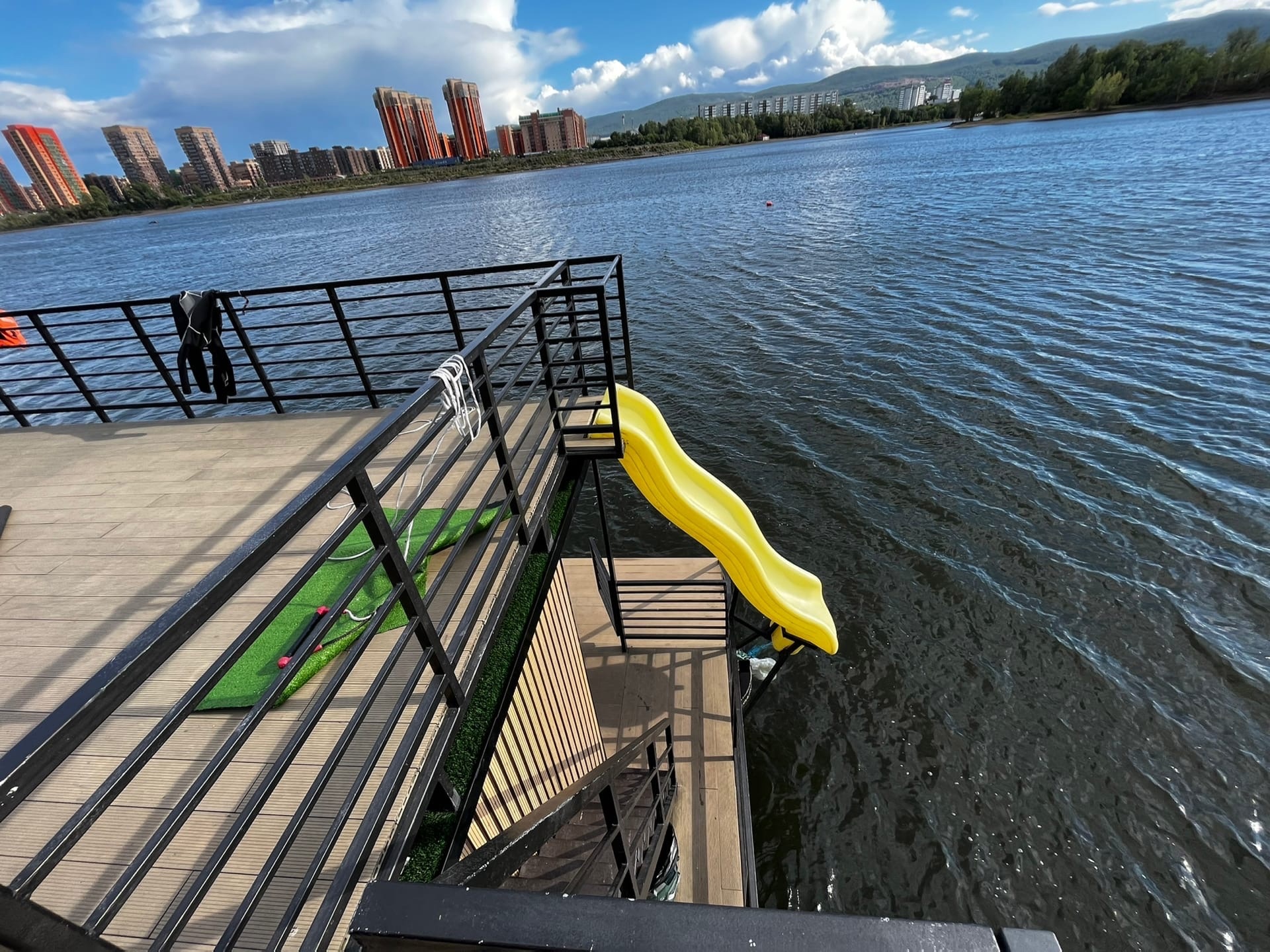 Вечерний вид на баню на воде